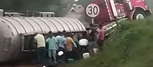 Momento en que roban la gasolina.