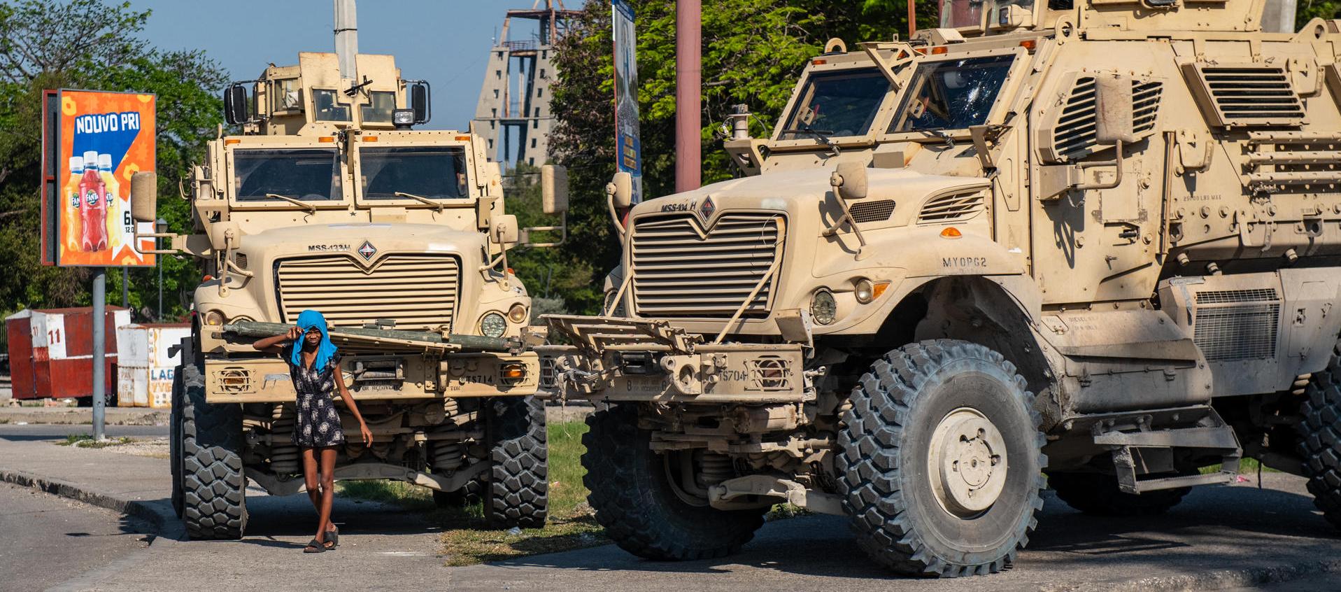 Vehículos blindados de las autoridades en Puerto Príncipe. 