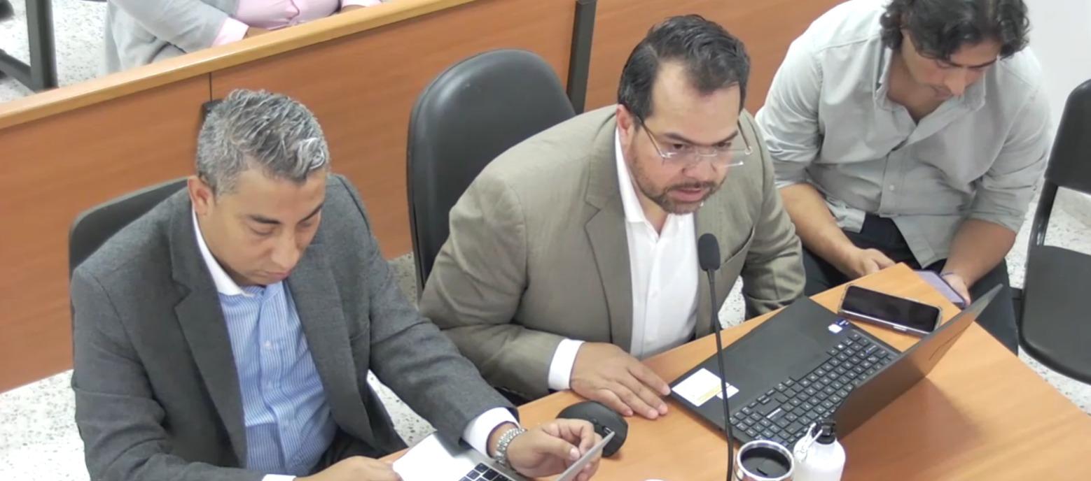 Nicolás Petro junto a sus abogados.