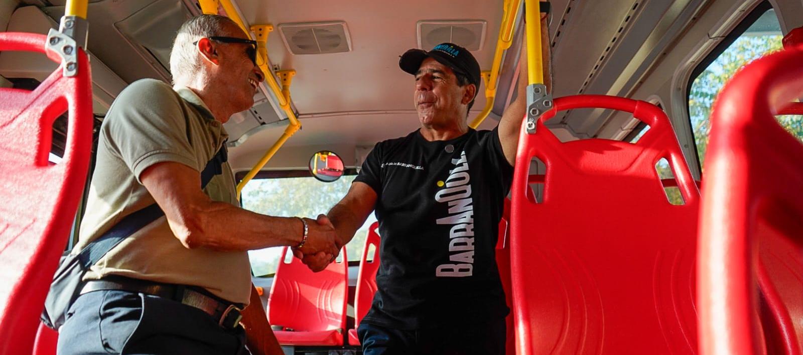 El alcalde Alejandro Char dentro de un bus nuevo de Transmetro. 