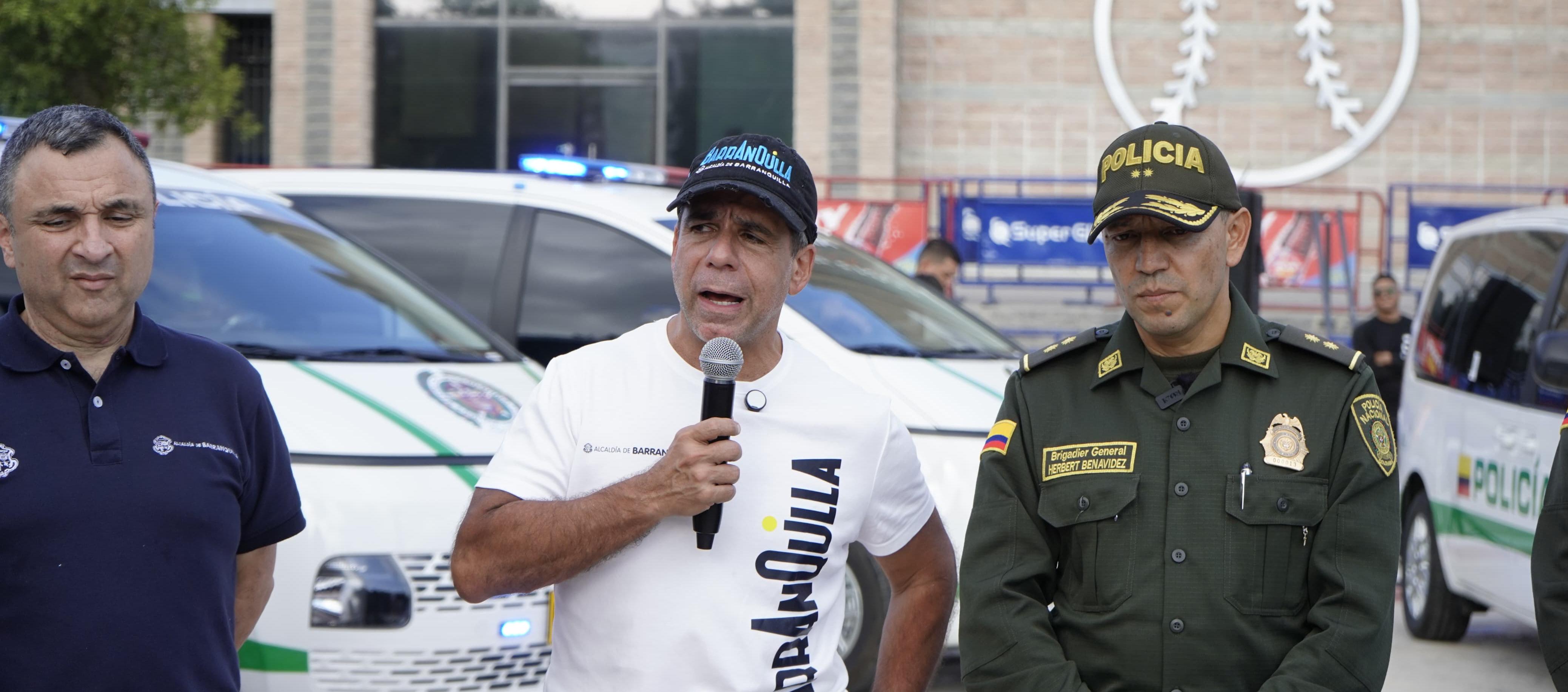 El alcalde Alejandro Char y el BG. Herbert Benavidez, comandante de la Regional 8.