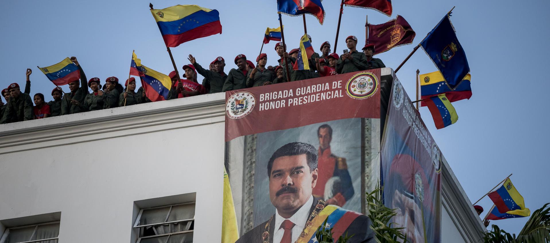 Civiles participando en un acto de juramentación de milicias bolivarianas. 