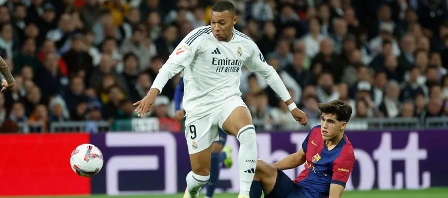 Acción de juego de la última vez que se enfrentaron Real Madrid y Barcelona.