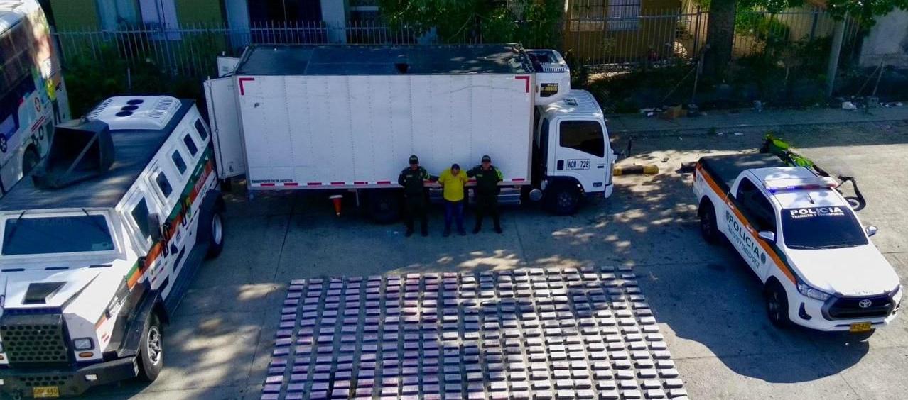 Cocaína que estaba oculta en una caleta dentro del camión. 