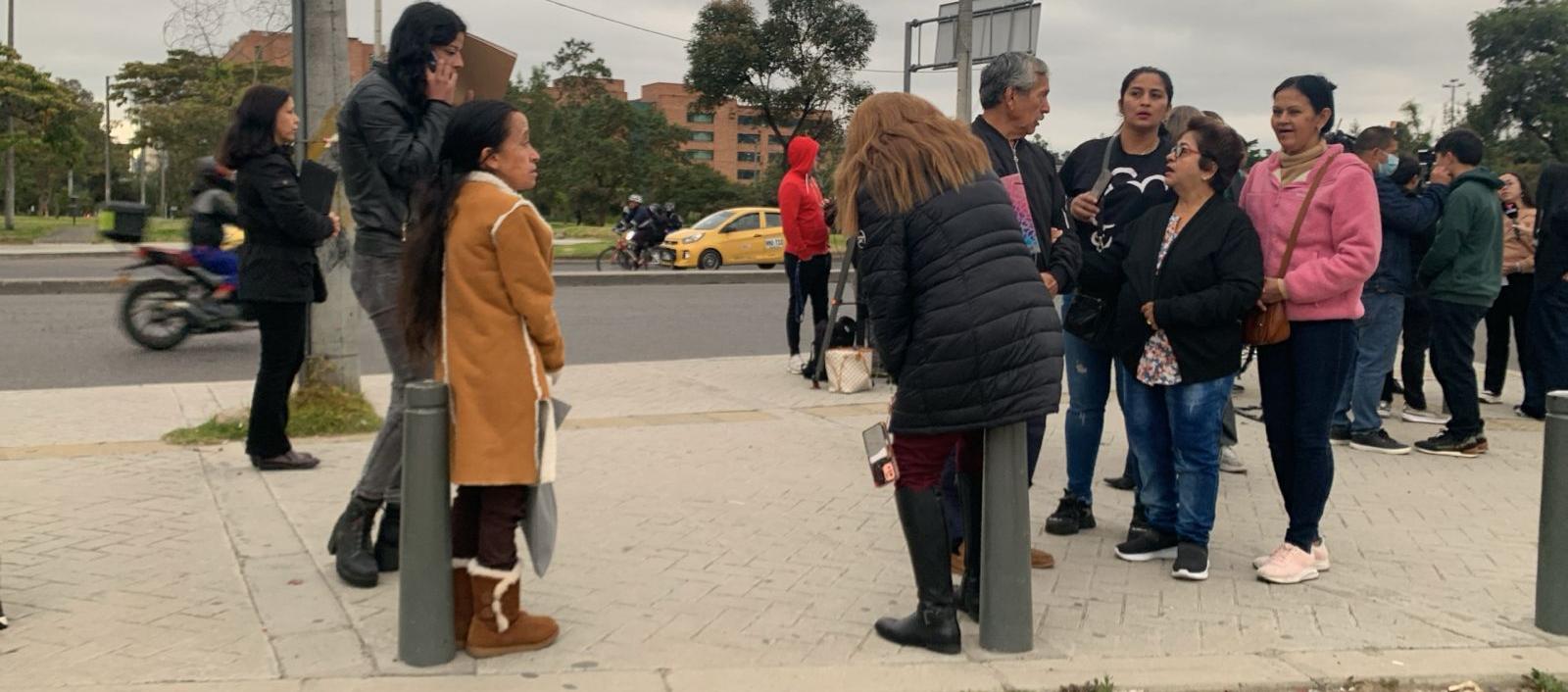 Algunos de los colombianos en las afueras de la Embajada.