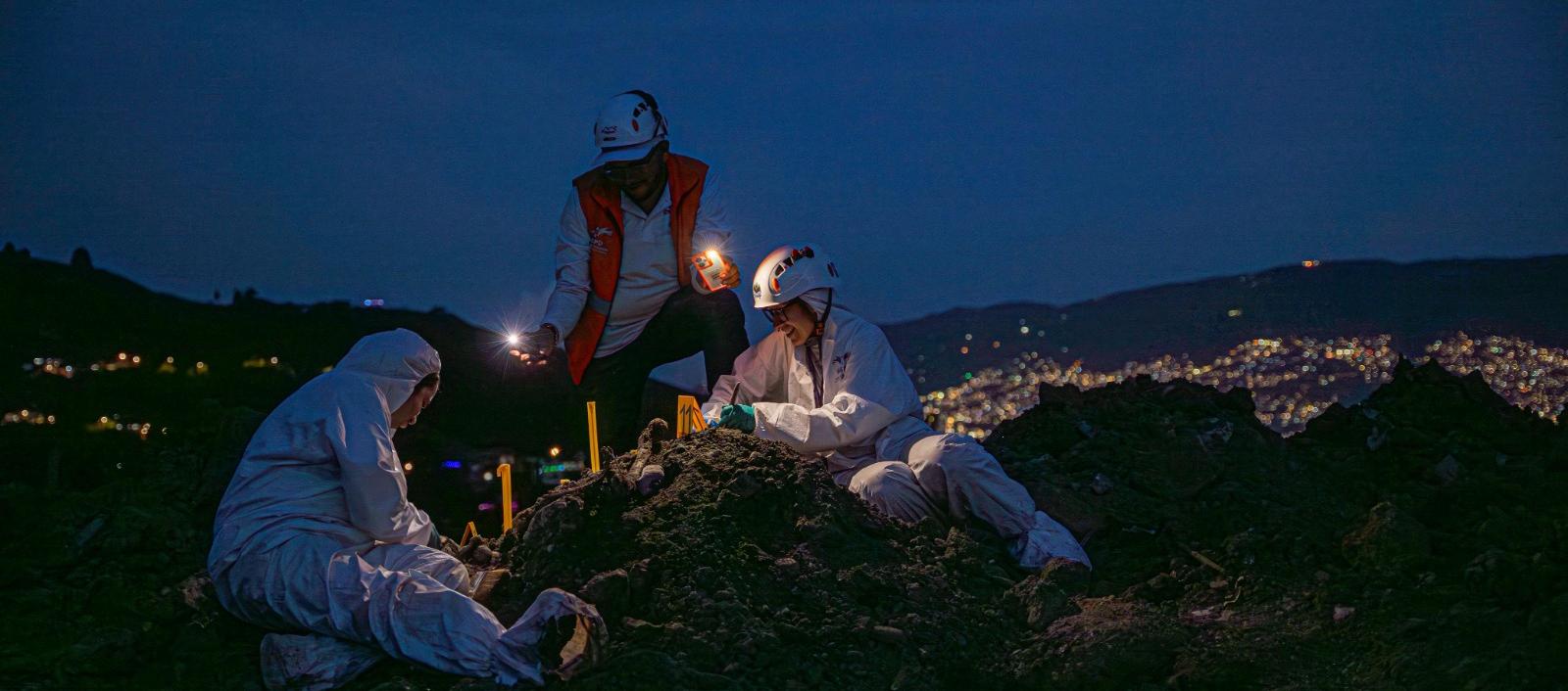 Unidades de búsqueda de restos en la zona de la 'Escombrera', en la comuna 13, en Medellín. 