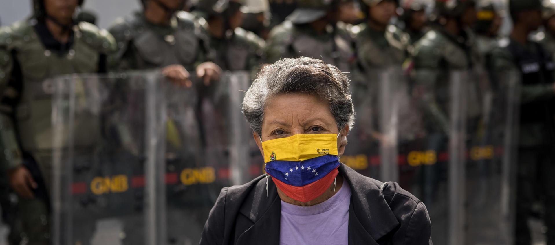 Mujer usando una mascarilla con la bandera de Venezuela. 