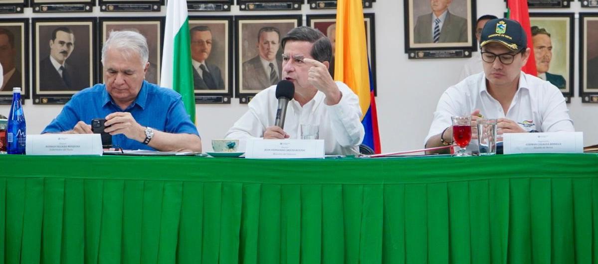 El Ministro del Interior, Juan Fernando Cristo (centro).