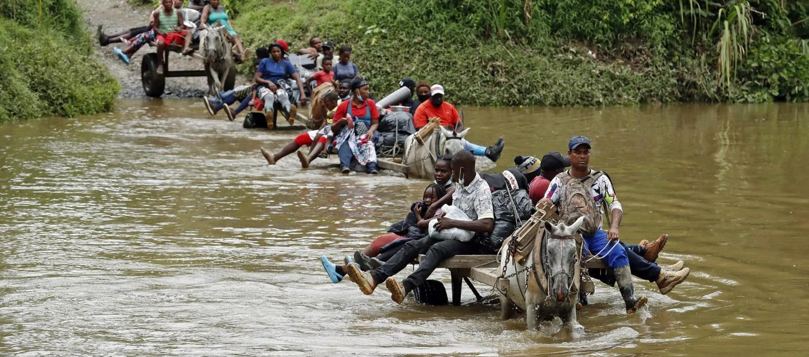 Migrantes cruzando la selva del Darién.