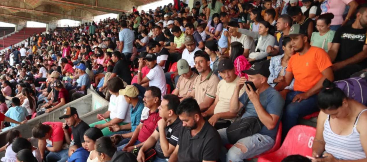 Desplazados en el estadio General Santander, en Cúcuta. 