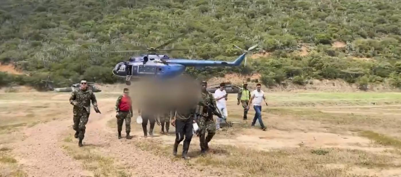 Disidentes entregándose al Ejército. 