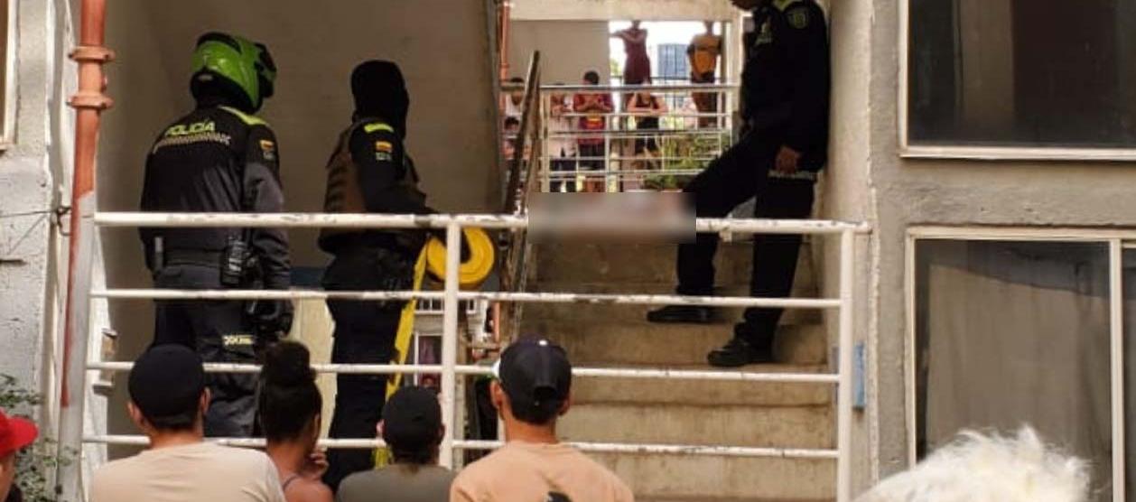 La Policía acordonando el área donde ocurrió el doble crimen. 