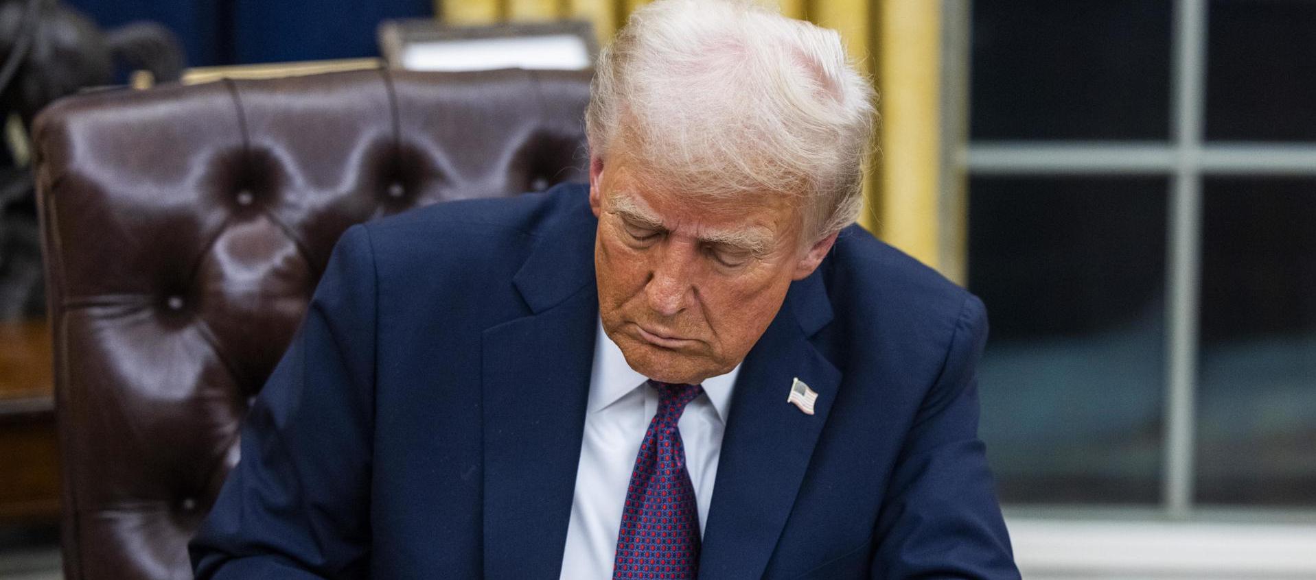 El presidente de Estados Unidos, Donald Trump, firma numerosas órdenes ejecutivas.