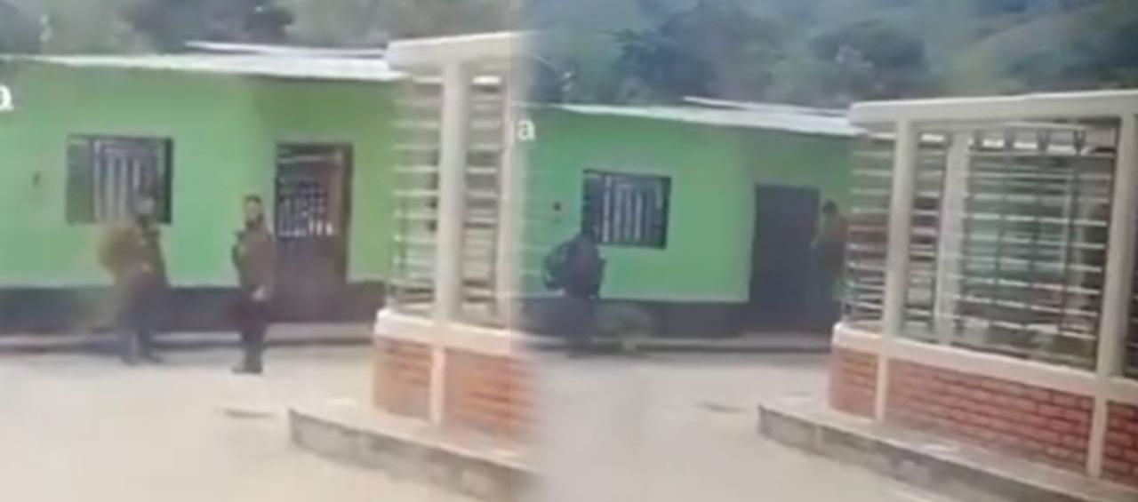 ELN ingresando a una casa en Catatumbo.