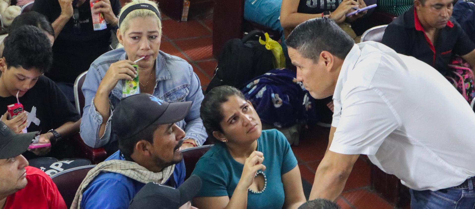 El alcalde de Cúcuta, Jorge Acevedo, habla con desplazados del Catatumbo