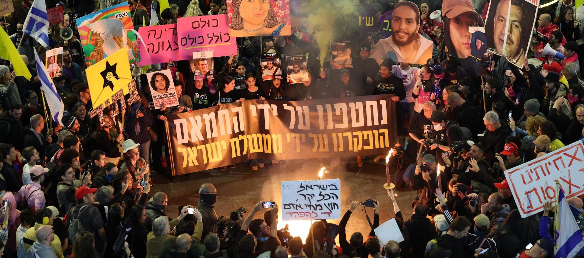 Familias de rehenes retenidos por Hamas en Gaza protestan pidiendo un alto el fuego.