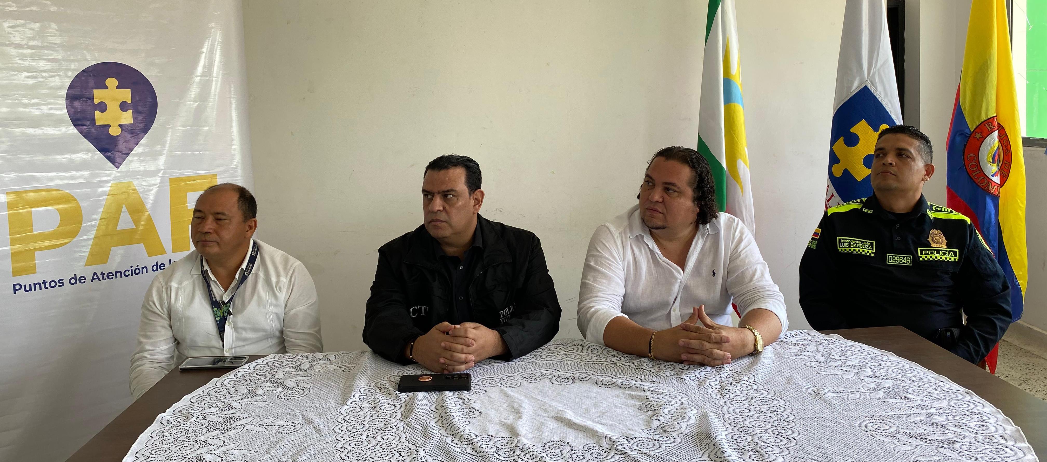 El alcalde de Candelaria, Hayder Orozco, con funcionarios de la Fiscalía y la Policía. 