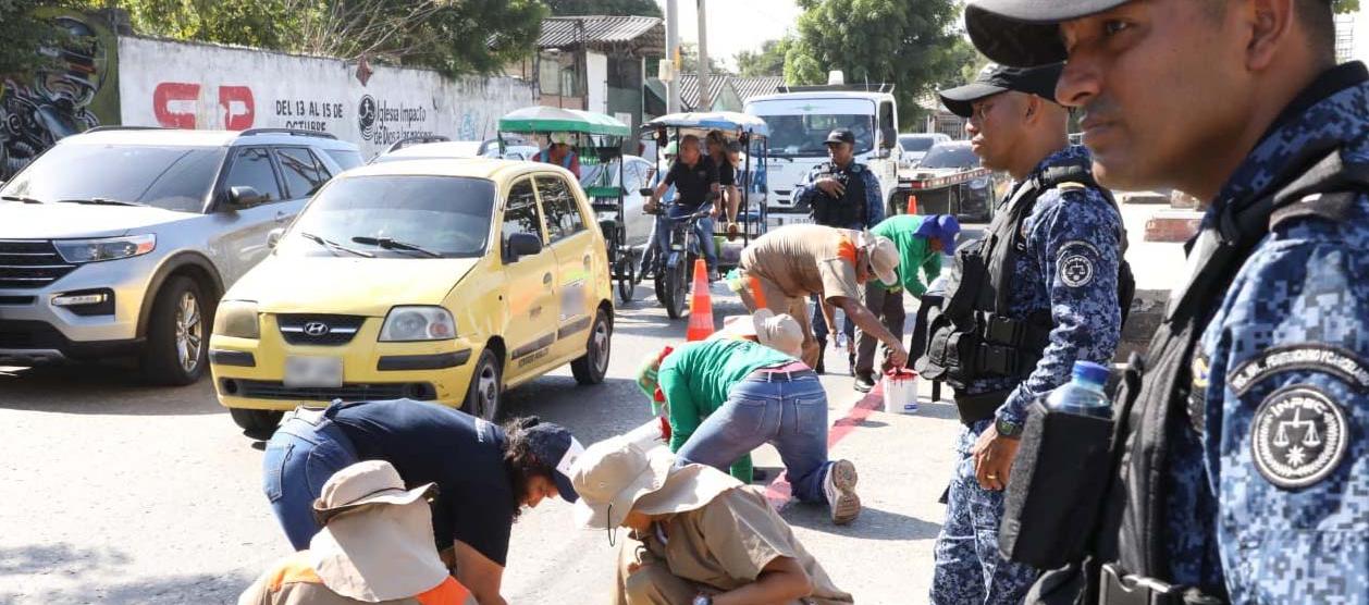 Privados de la libertad realizando labores de pintura en la calle 17. 