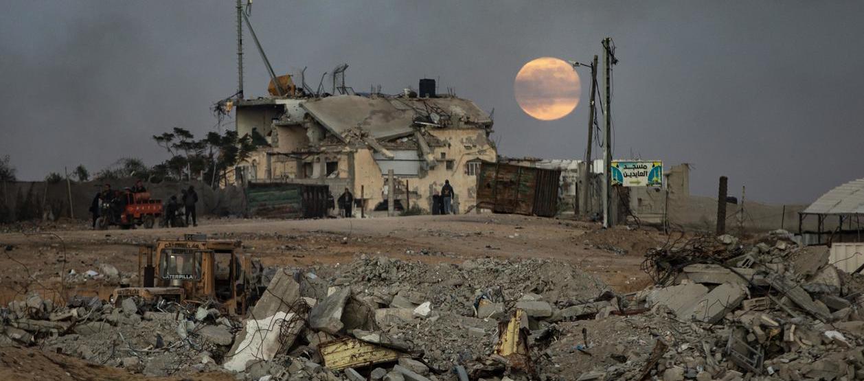 Supervivientes de los bombardeos israelíes huyendo de edificios destruidos en el sur de Gaza.