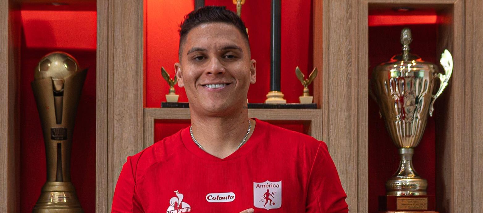 Juan Fernando Quintero con la camiseta del América de Cali.
