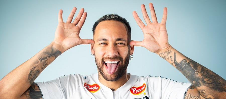 Neymar posando con la camiseta del Santos.
