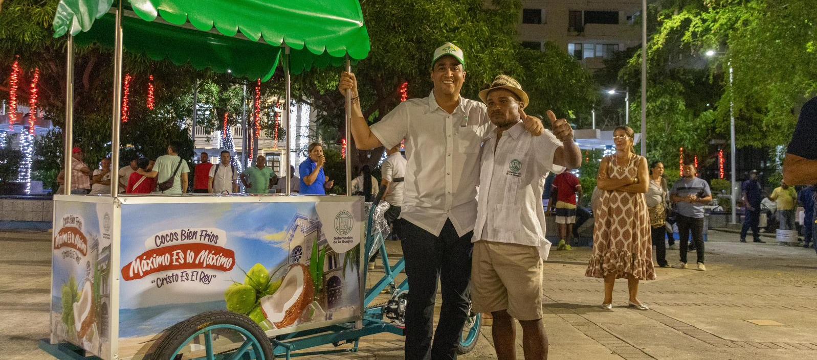 Gobernador de La Guajira, Jairo Aguilar, durante la entrega de insumos a vendedores. 
