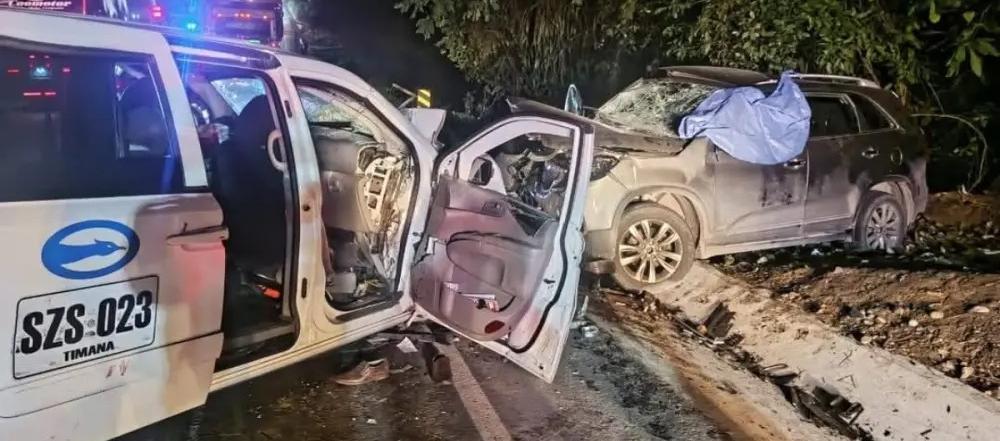 Así terminaron los vehículos tras el accidente.