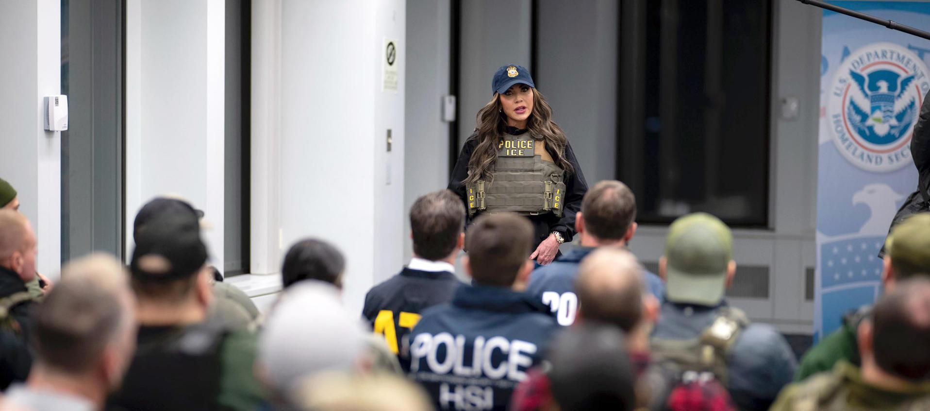 Secretaria de Seguridad Nacional de Estados Unidos, Kristi Noem, hablando con agentes del Servicio de Control de Inmigración y Aduanas (ICE).