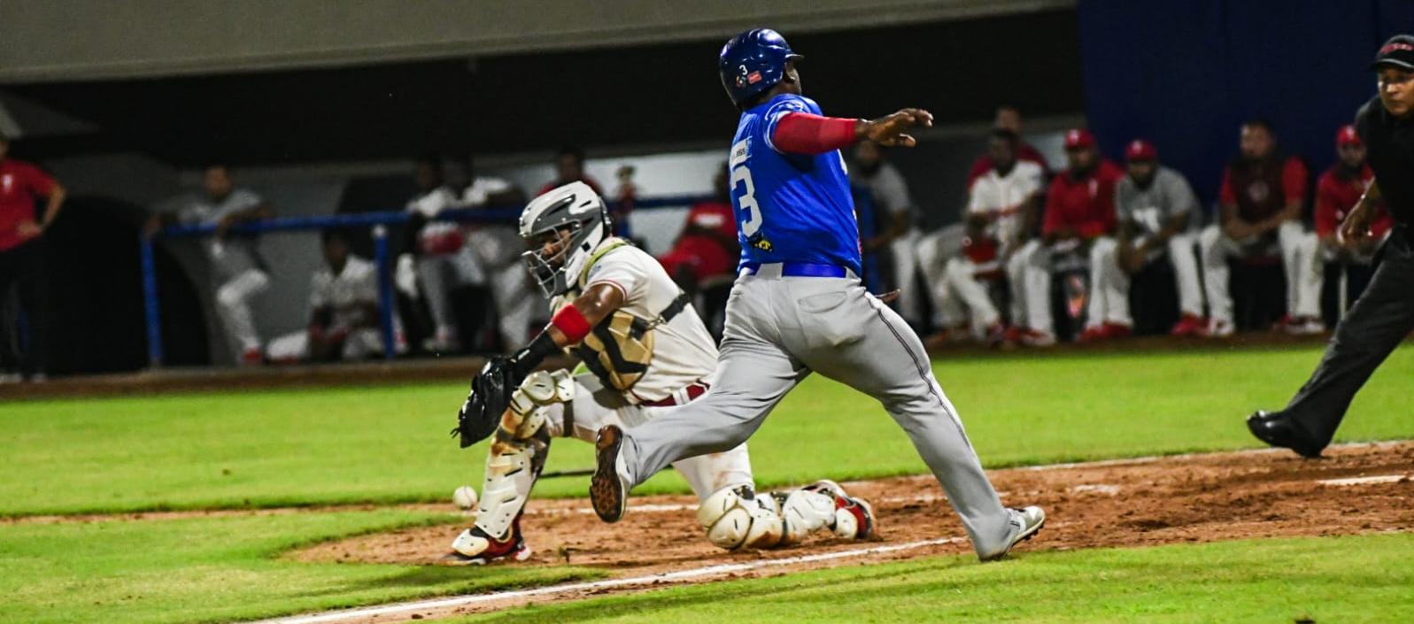 Dilson Herrera anota una carrera para Caimanes. 