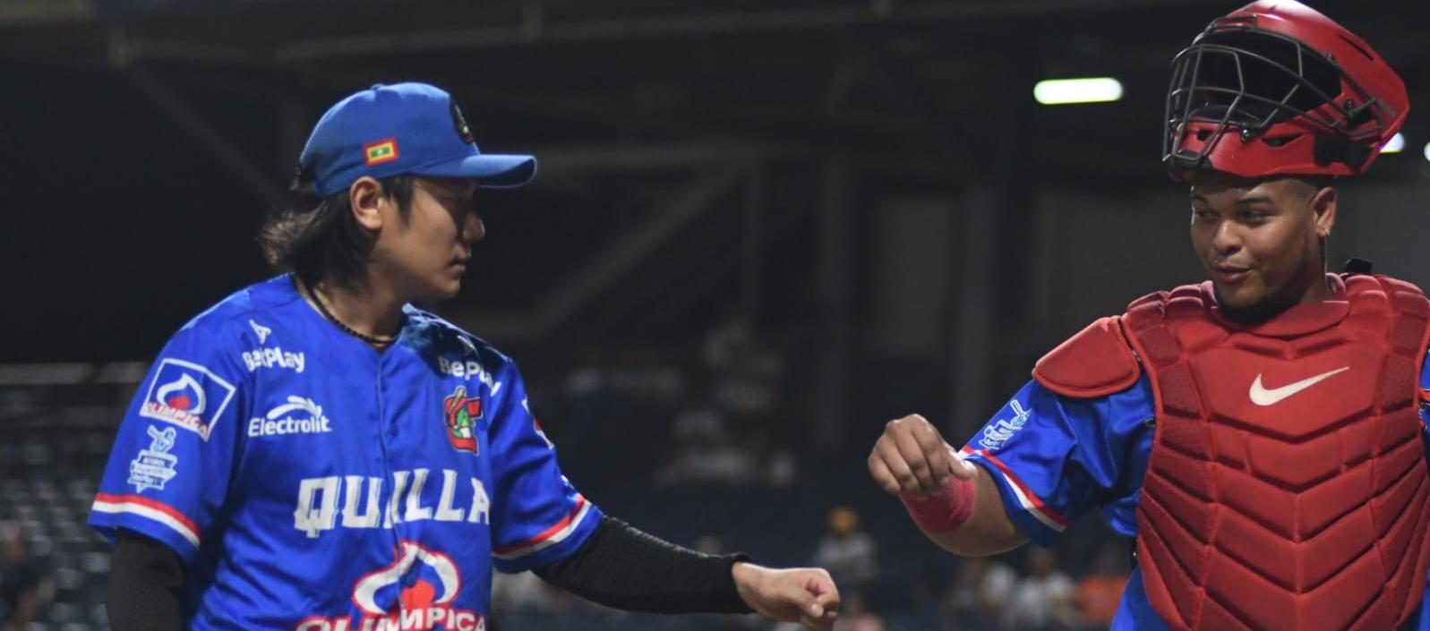 El japonés Ryo Negishi lanzó siete entradas y fue el pitcher perdedor. Aquí con Ronaldo Hernández. 