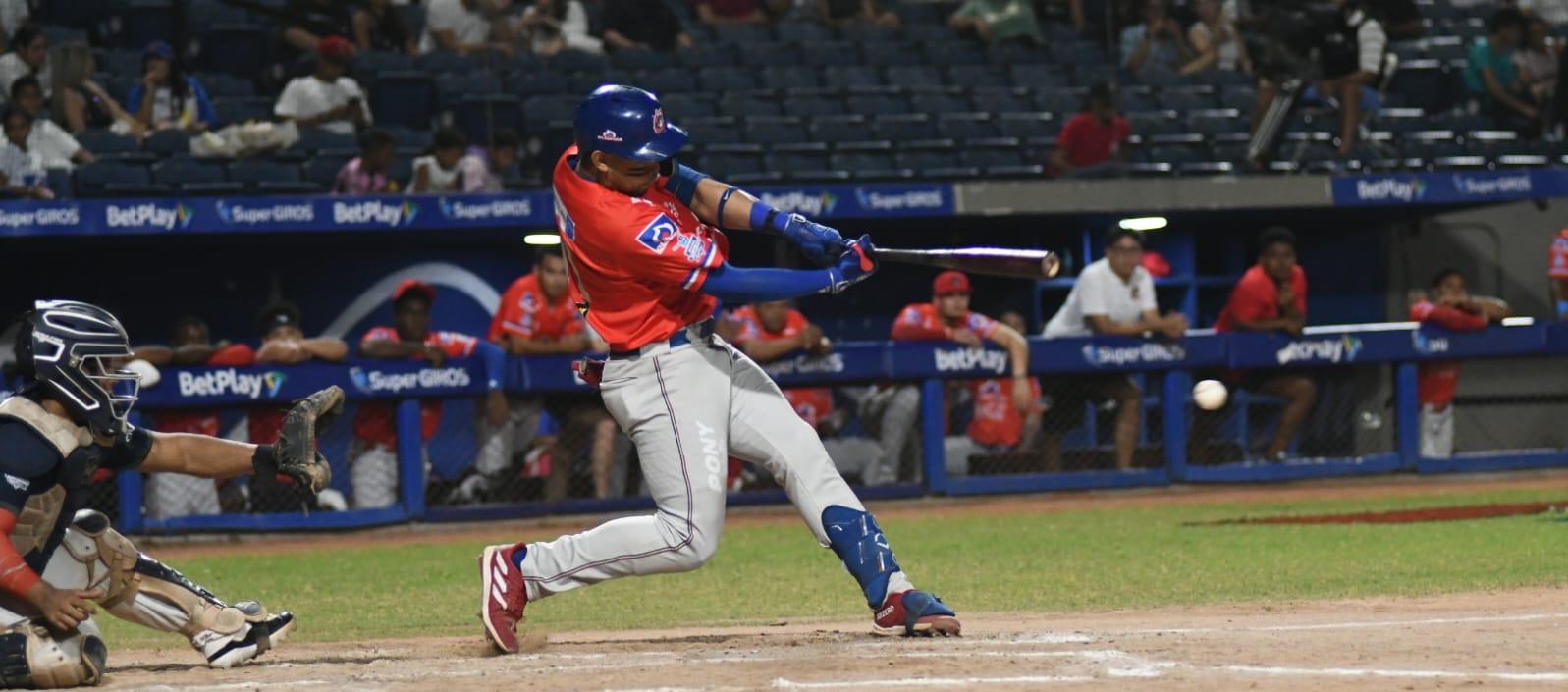 Fabián Pertuz bateó tres hits y empujó las dos carreras de Caimanes.