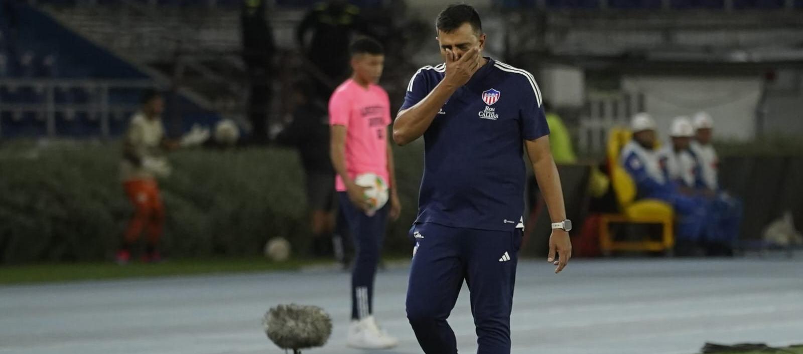 César Farías, técnico del Junior, durante el partido contra Universitario.