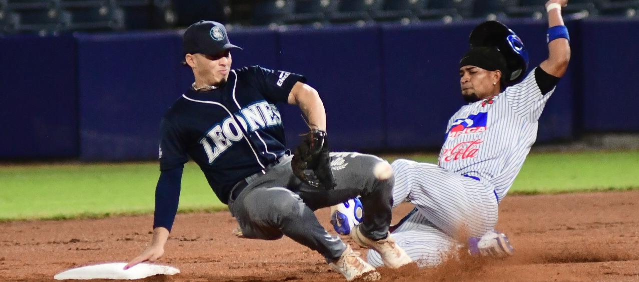 Leones y Caimanes durante un juego en la temporada regular. 