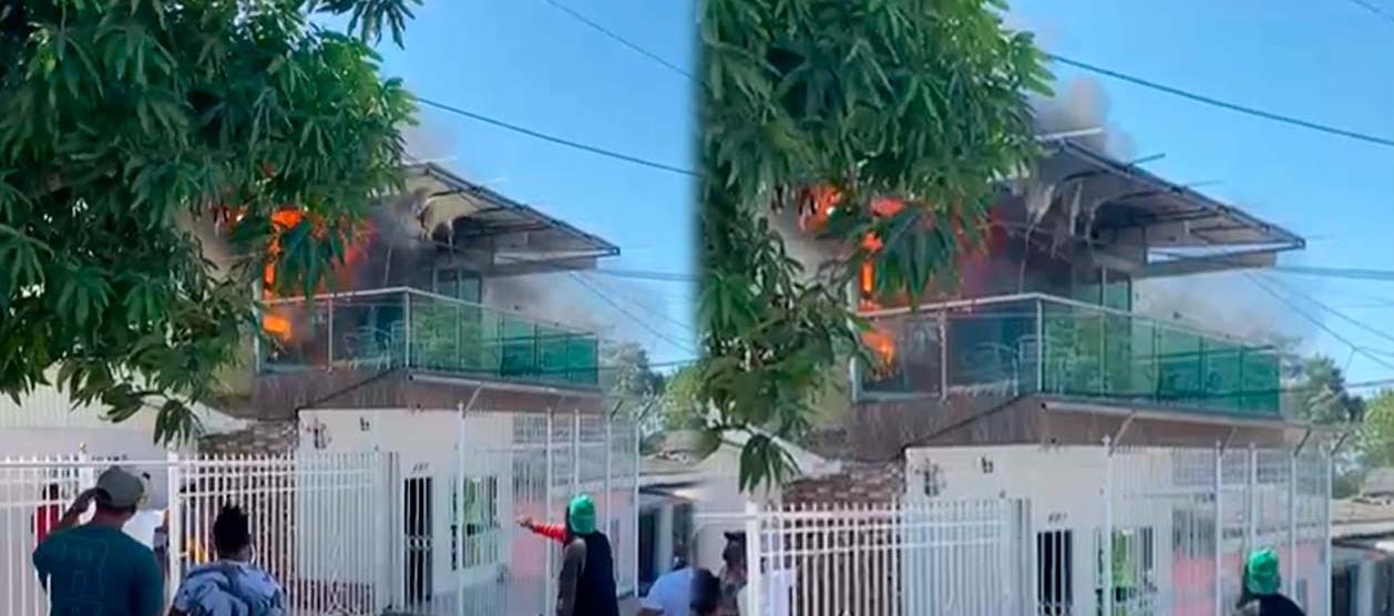 Momento del incendio en el barrio Ceiba. 