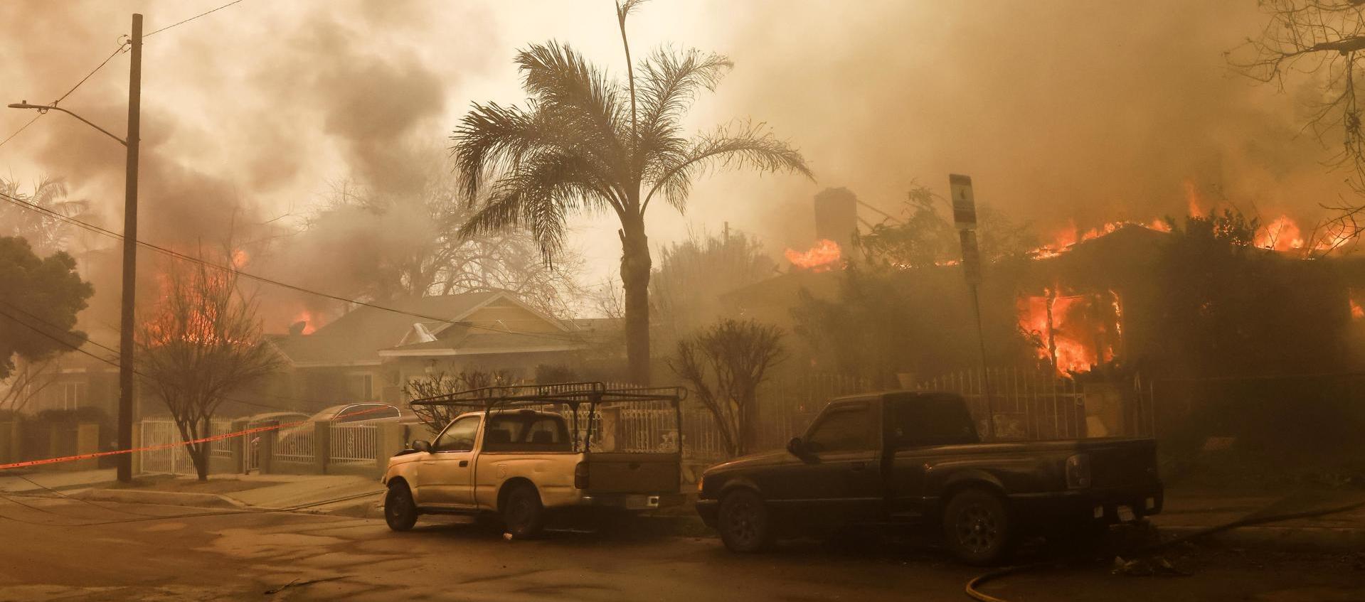Varias viviendas arden por los incendios en la ciudad de Los Ángeles. 