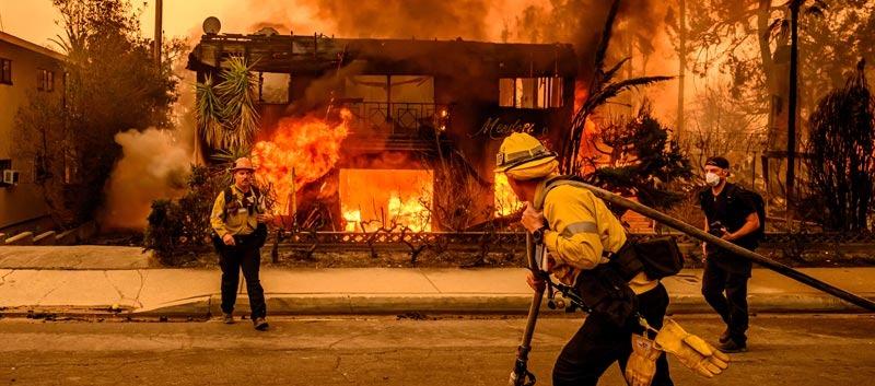 Más de 12.000 estructuras han sido destruidas por los fuertes incendios.
