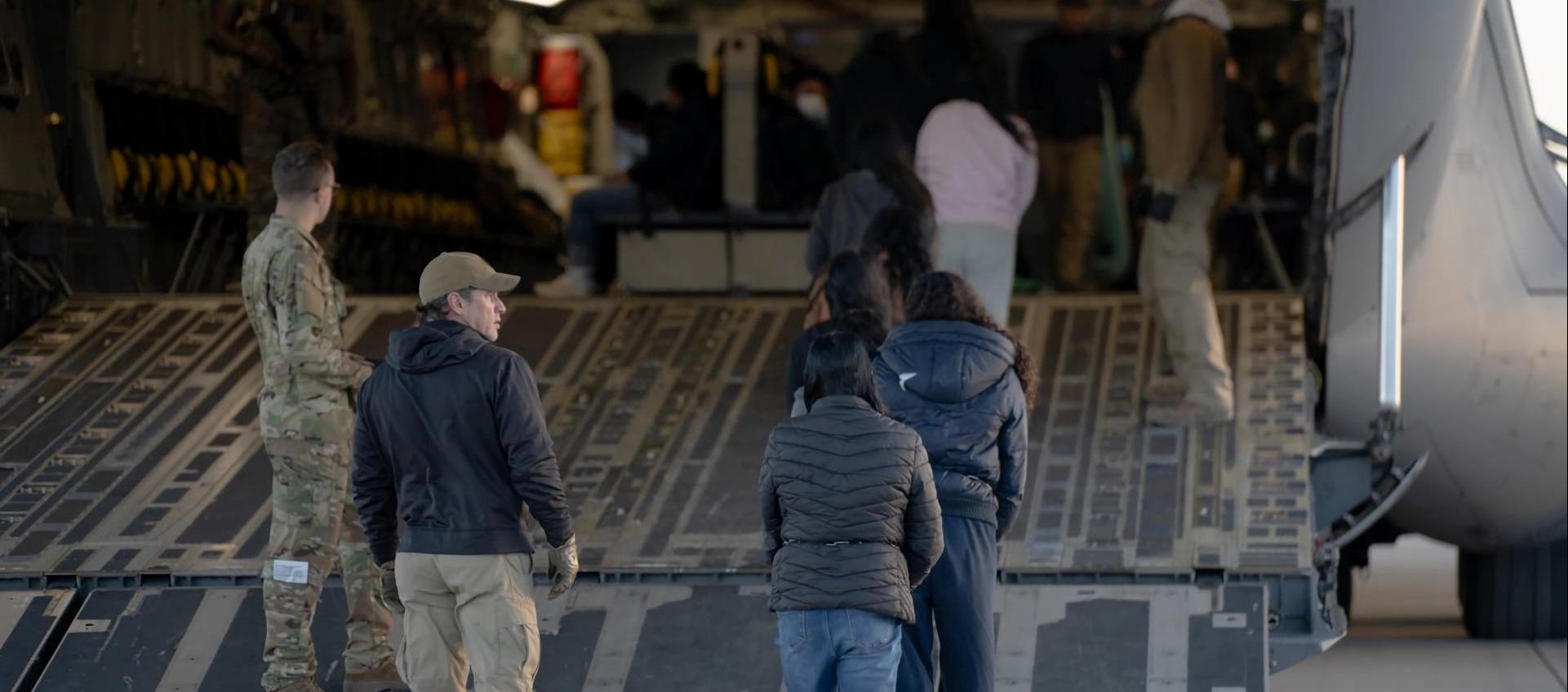 Indocumentados dentro de un avión militar norteamericano camino a su deportación
