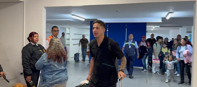 El jugador paraguayo a su llegada al aeropuerto Ernesto Cortissoz. 