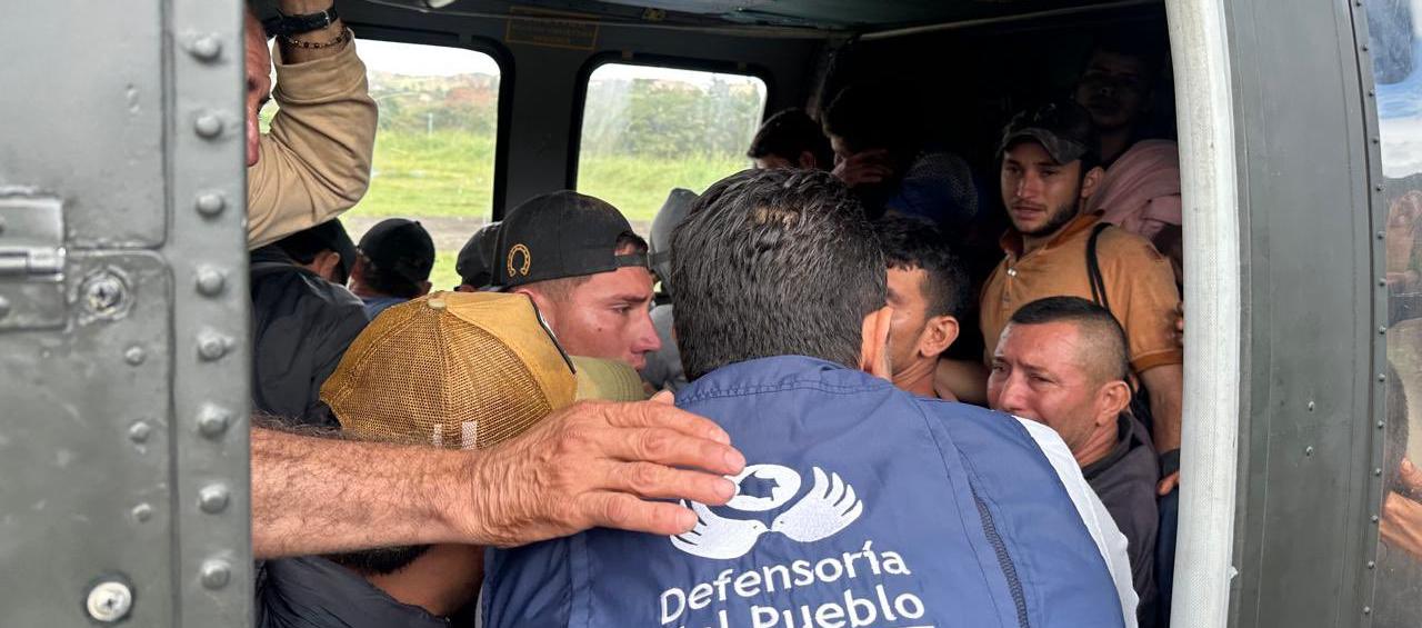 José del Carmen Abril siendo rescatado.