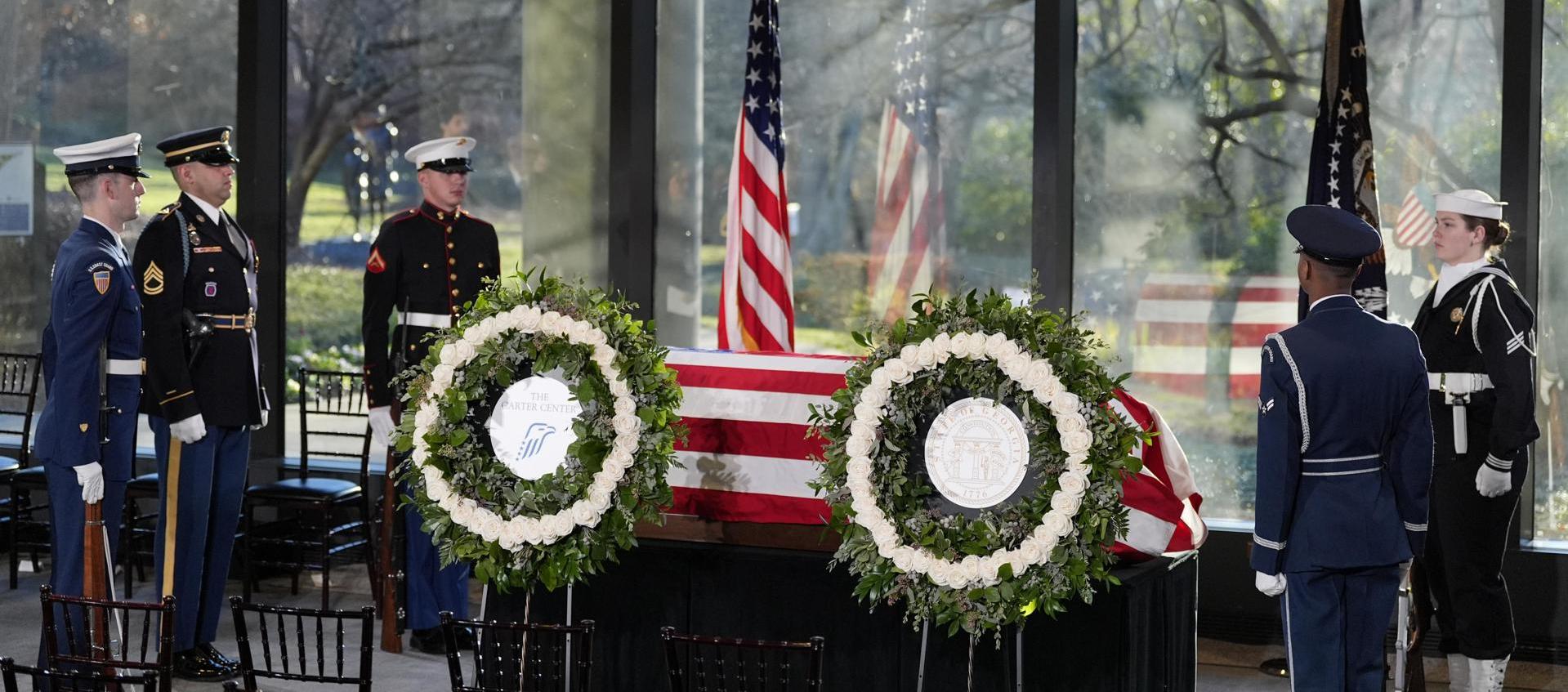 La Guardia de Honor ante el ataúd de Jimmy Carter en Atlanta, Georgia.