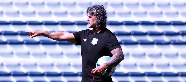 Leonel Álvarez en un entrenamiento con Emelec.