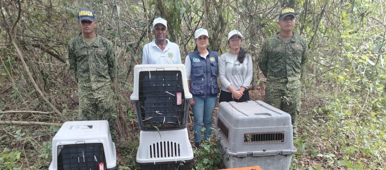Miembros de la Armada de Colombia, junto a integrantes de la Corporación Autónoma Regional del Canal del Dique (CARDIQUE). 