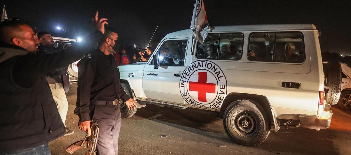 Igualmente Hamás liberó a tres israelíes y las entregó a la Cruz Roja. 