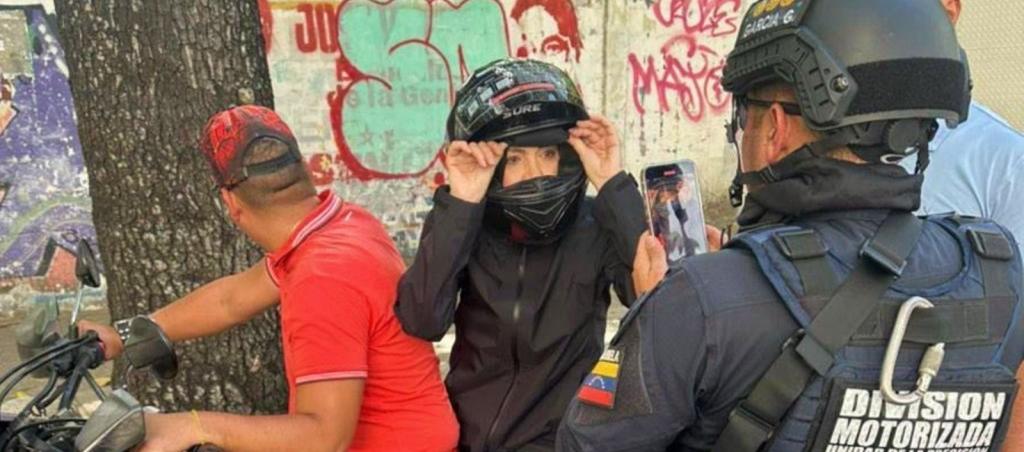 María Corina Machado transportándose en una moto.