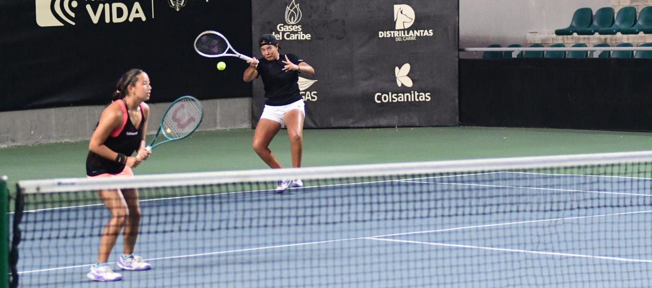 Mediorreal e Higuita en el juego de dobles.