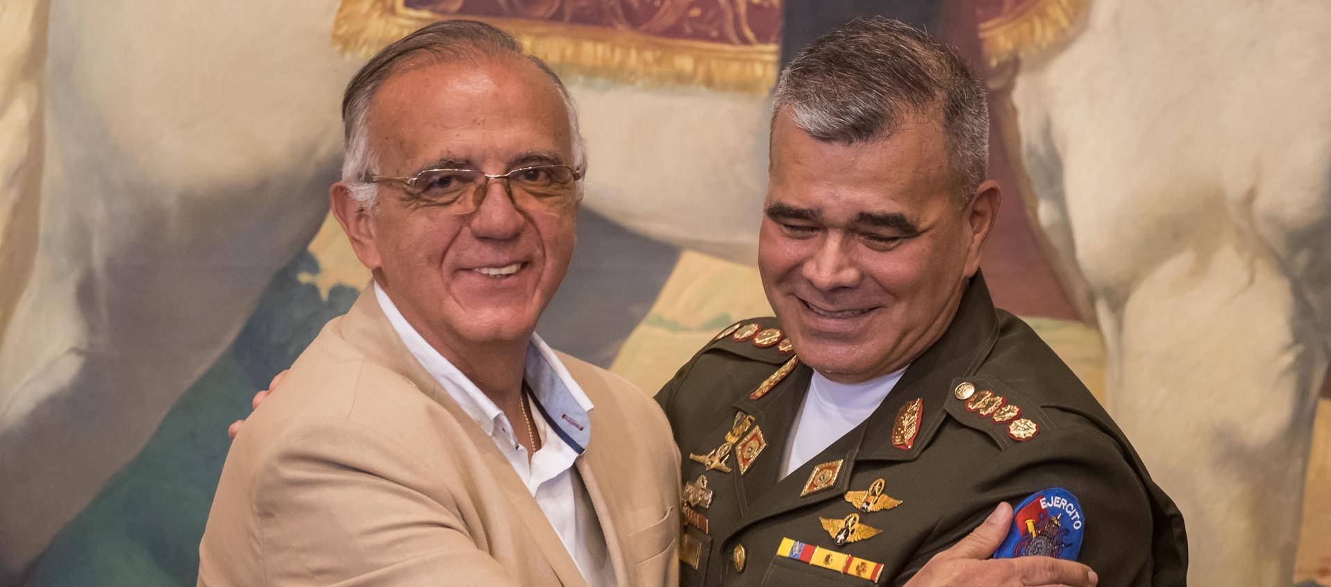 Los ministros de Defensa de Colombia, Iván Velásquez, y de Venezuela, Vladimir Padrino. 