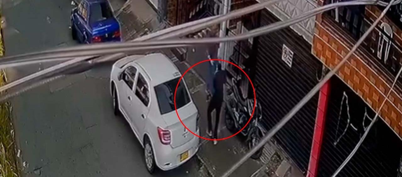 Momento del ataque sicarial contra el periodista Óscar Agudelo. 