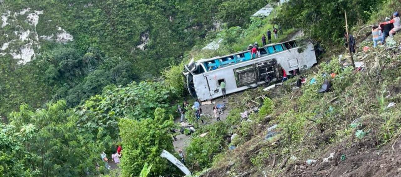 Bus después de caer en un abismo.