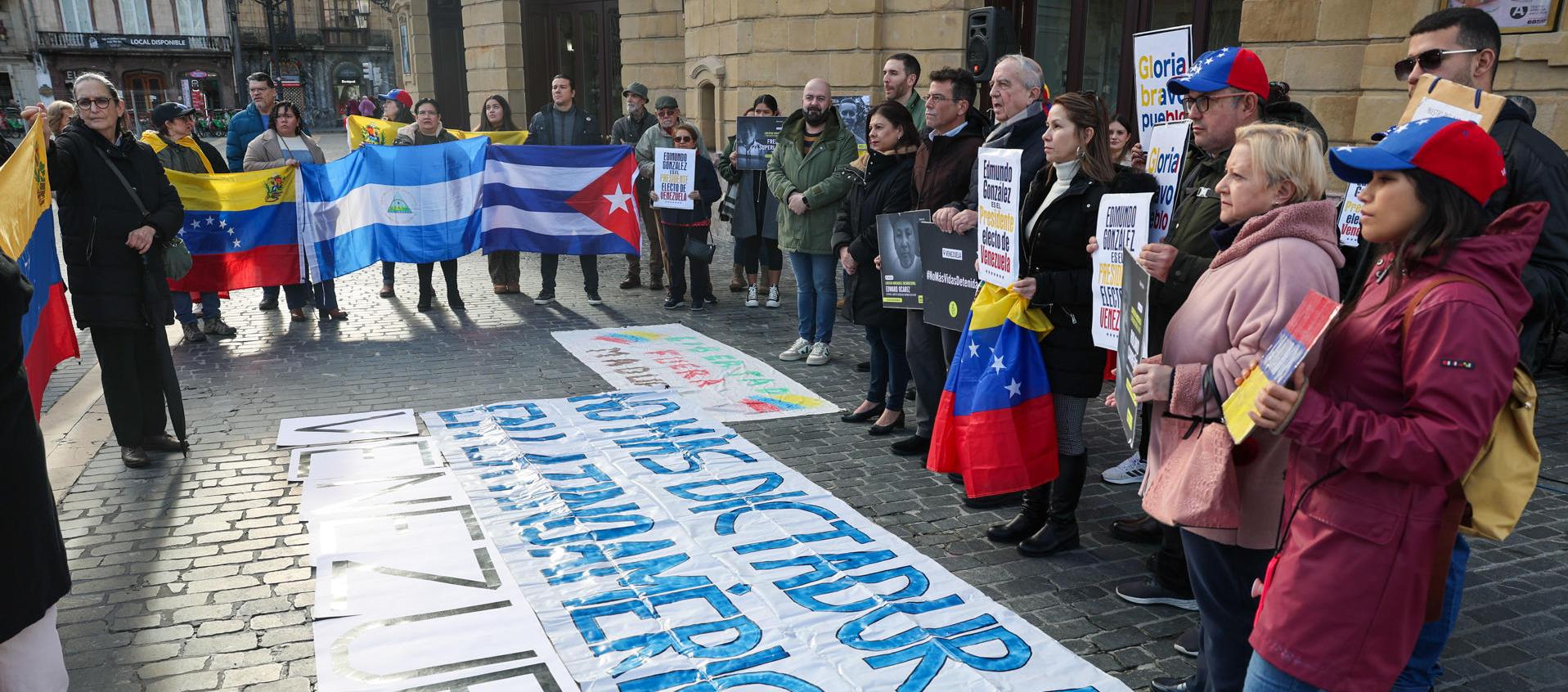 Opositores venezolanos protestan contra la toma de posesión Nicolás Maduro. 