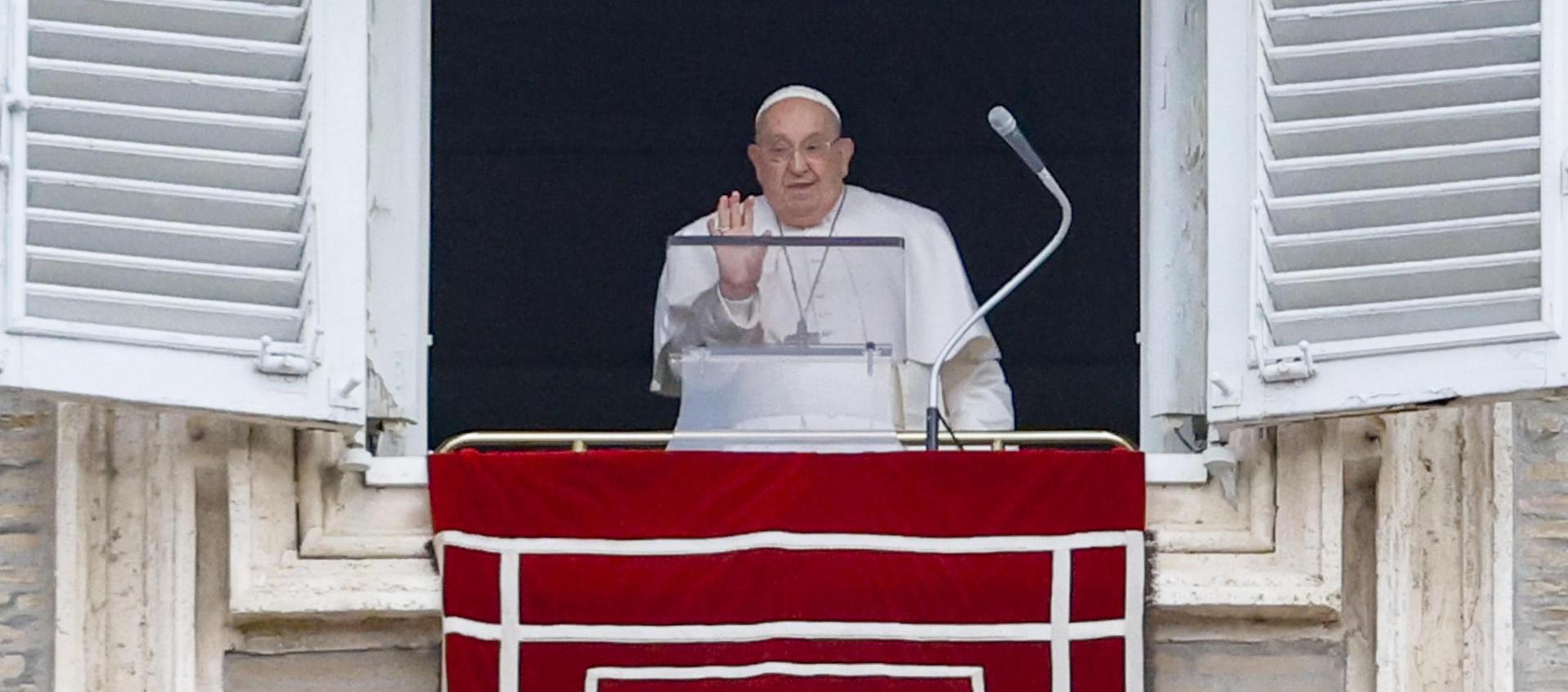 El papa Francisco dirige la oración del Angelus, la oración tradicional del domingo